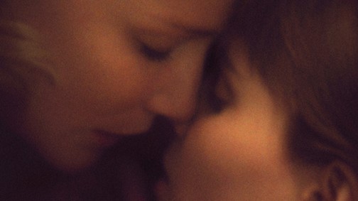 Ilyen nincs! Nem csókolózhat két nő a repülőn