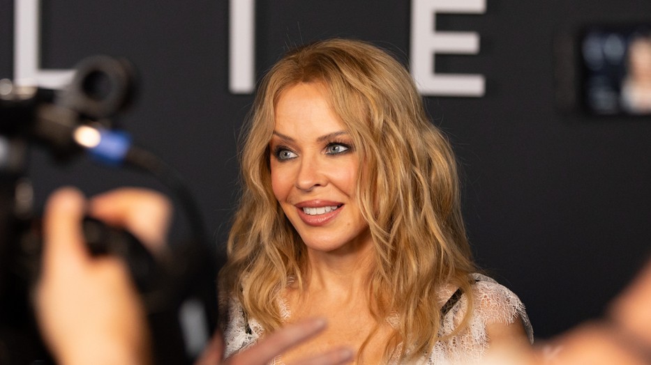 Kylie Minogue a legújabb dokumentumfilmjében elárulta, hogy 2021-ben titokban kiújult nála a mellrák