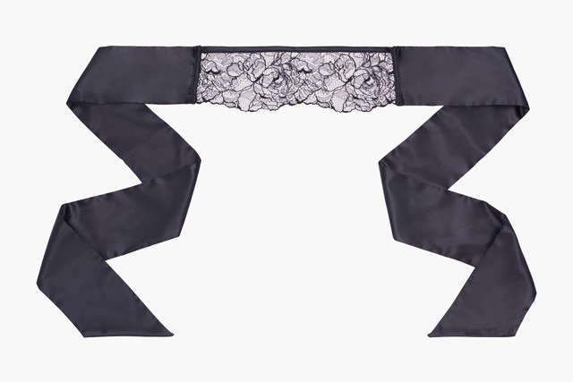 Rihanna bejön a hálószobádba, és ad néhány cuccot, amitől elpirulsz