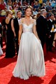 Olivia Wilde a 2008-as gálán ebben a gyöngyszürke Reem Acra estélyiben tündökölt. A ruha romantikus mivoltát a szív alakú dekoltázs adta, amelyet a csillogó kristályokkal és gyöngyökkel hímzett, ejtett vállrészek tettek igazán fenségessé. A lágy esésű, A-vonalú szoknyarész és a diszkrét smink tökéletes egyensúlyt teremtett a szofisztikált elegancia és a modern romantika között.