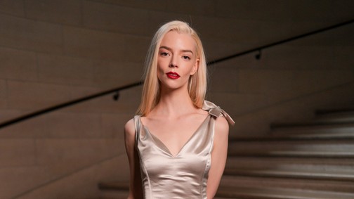 Anya Taylor-Joy Victoria Beckham selyemruhája maga az álom, melltartót sem vett alá a színésznő