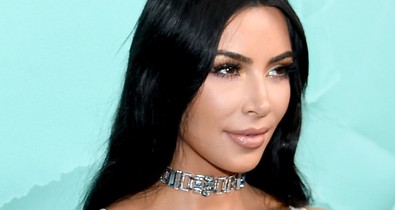 Kim Kardashian Westen úgy feszül a nadrág, hogy mindjárt szétreped a fenekén