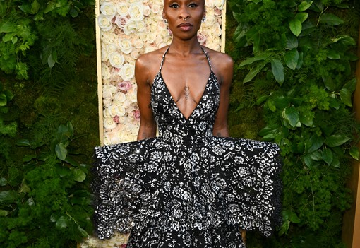 Nicole Kidman és Angelina Jolie gyakorlatilag pucéran, Miley Cyrus a világ legnagyobb dekoltázsában ragyogott a 2025-ös Golden Globe-on: itt vannak a legemlékezetesebb ruhák