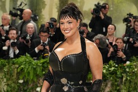 Ashley Graham a Met-gála vörös szőnyegén egy Ludovic de Saint Sernin tervezte ruhában