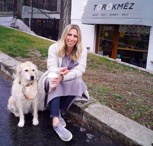 Cakó Kinga kedvenc kávézójában kezdte a napot kutyusával