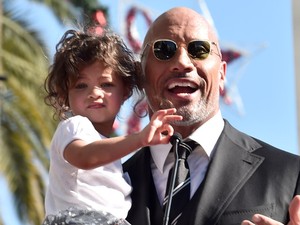 Megacuki! Dwayne Johnson a nőnapon erre tanította a kétéves lányát