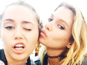 Parkolóban esett egymásnak Miley Cyrus és Stella Maxwell