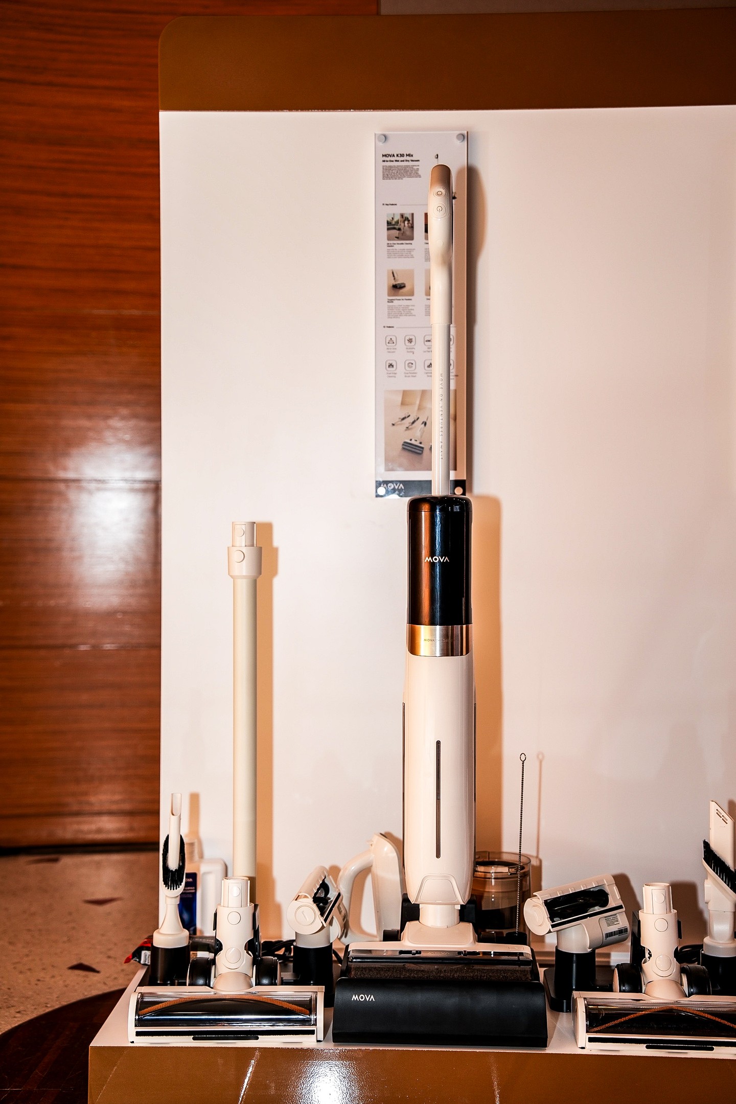 Nem csak roborporszívókkal, de könnyen kezelhető állóporszívókkal is találkoztunk