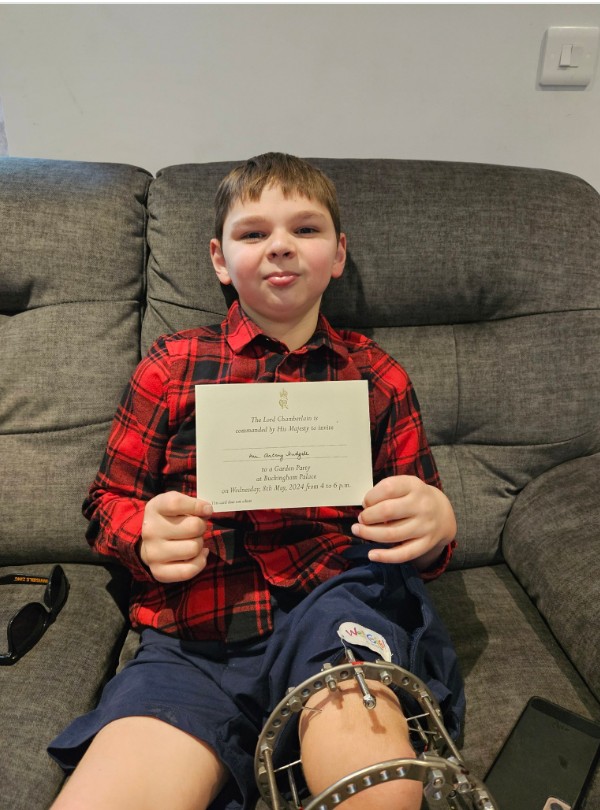 A kis Tony büszkén mutatja meg követőinek a királytól érkezett meghívót