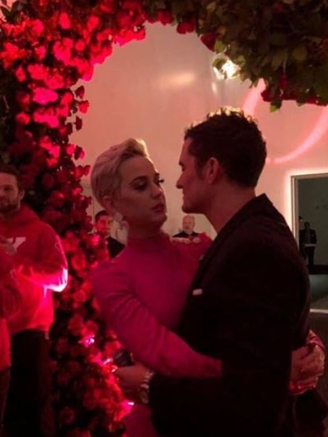 Na, kit jegyeztek el Valentin-napon? Bizony, KATY PERRY-T, nem is akárhogyan!