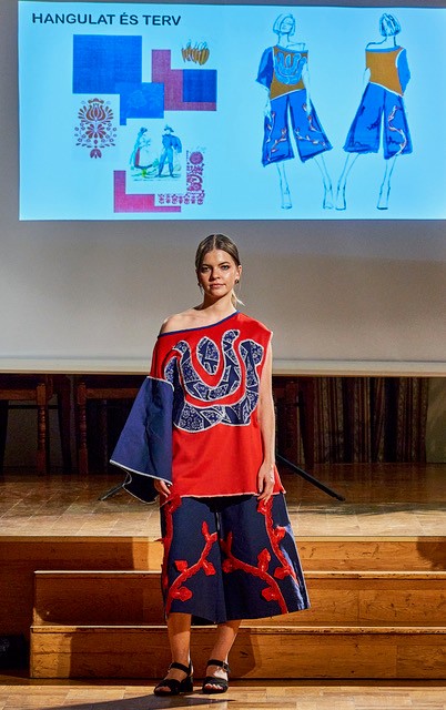 A Patronage pályázat harmadik helyezettje, Galkó Sára Honóra ruhája, amely kreatív megoldásaival és erőteljes vizuális világával hívta fel magára a figyelmet – fotó: Divat Szövetség