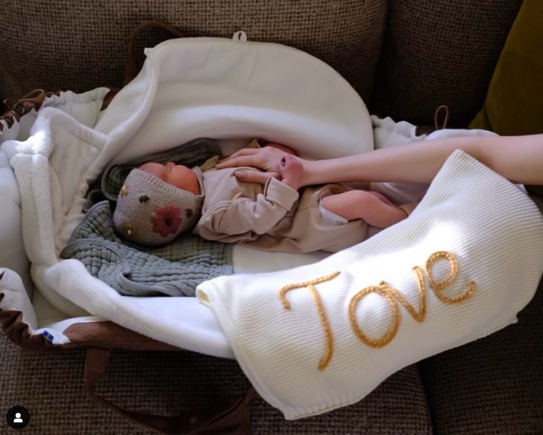 Lily Collins kislánya béranya segítségével jött világra