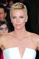 Ha igazán extrém rövid frizurára vágysz, akkor ajánljuk figyelmedbe Charlize Theron 2013-as Oscar-gálás haját.