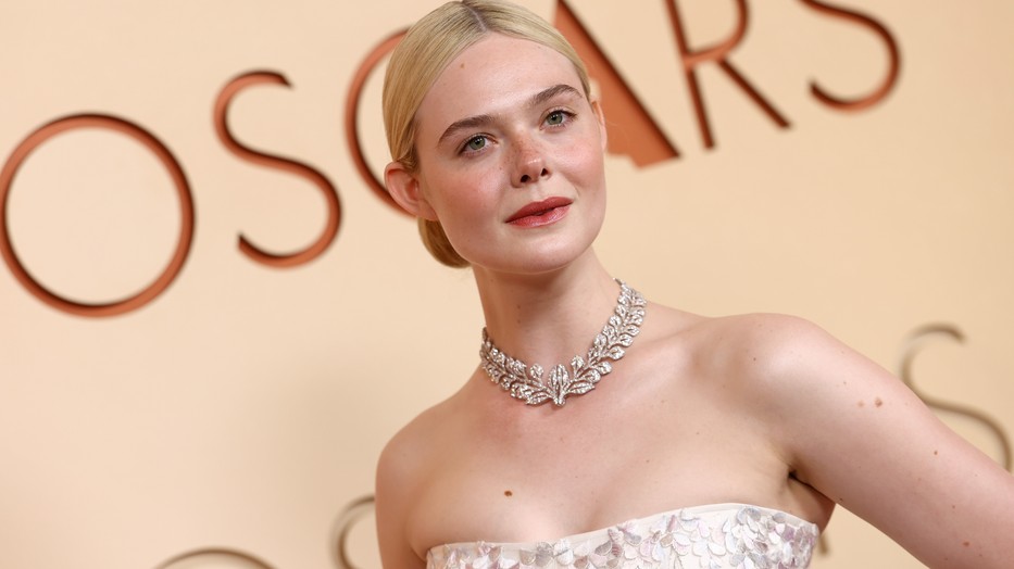 NYITO Elle Fanning káprázatos hercegnőként fest csillogó Givenchy báli ruhájában a 2026-os Oscar-gálán.