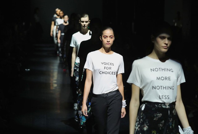 Hatalmas port kavart Prabal Gurung feminista üzeneteket hordozó kollekciója