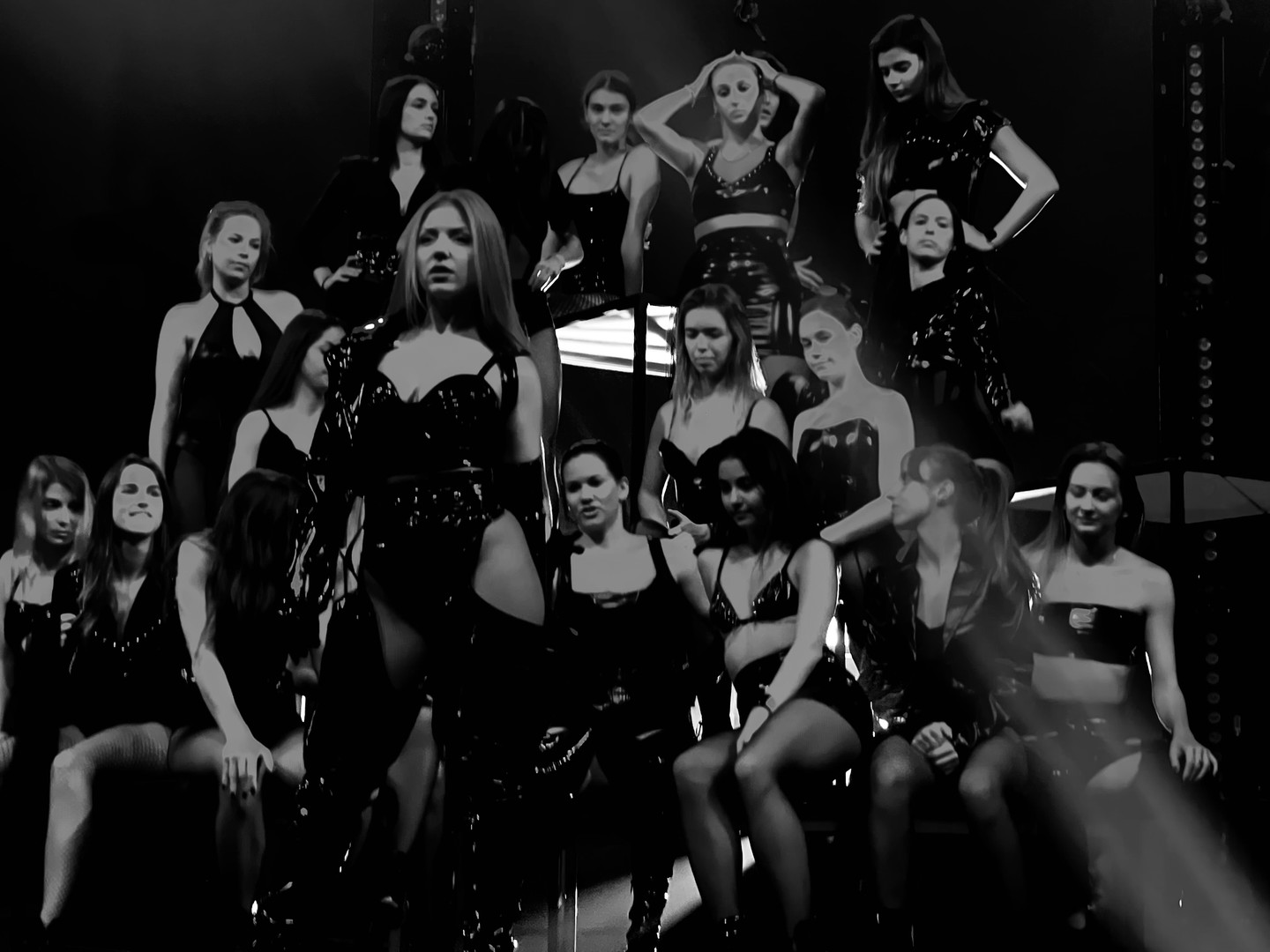 Tolvai Reni és a táncosai az RTL színpadán