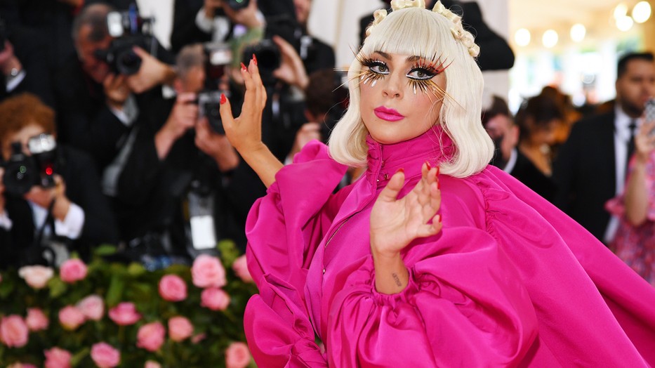 Lady Gaga 2019-ben a camp divatot ünneplő Met gálán