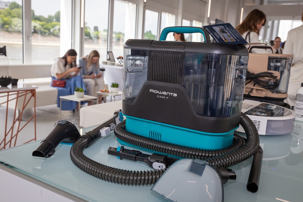 A Rowenta Clean It Spot Cleaner and Brusher hatékonyan távolítja el a foltokat és szennyeződéseket szőnyegekről, ülőgarnitúrákról,autókárpitokról és más textilfelületekről.