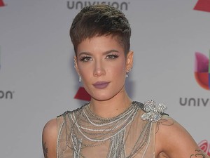 Halsey mellbimbója kiböki a szemünket - pucér fotók az énekesnőről