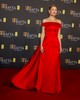 Kate Hudson vörös, vállakat szabadon hagyó Prada ruhájában a régi Hollywood eleganciáját sugározta a BAFTA-gálán, bizonyítva, hogy még mindig királynőként tündököl a vörös szőnyegen. 