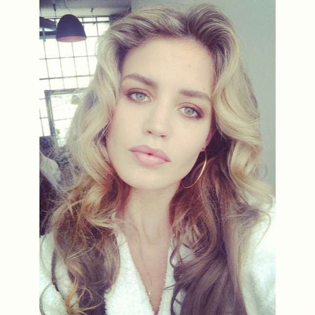 Georgia May Jagger így indítja a hétfő reggelt. Bárcsak nekünk is sikerülne.