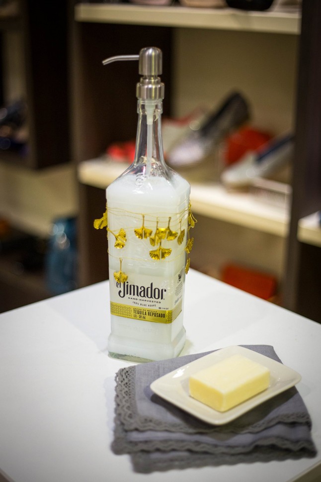 Lakberendezőként debütált az ismert tervező