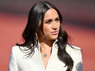 Mutatjuk a ruhát, amivel Meghan Markle magára haragította a palotát: Harry herceg felesége jóval merészebb darabban jelent meg a megengedettnél