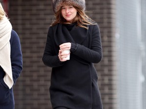 Dakota Johnson nyugodtan kávézgat