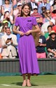 2024-ben, a wimbledoni teniszbajnokság döntőjén egy élénk lila Safiyaa midi ruhában tündökölt. A színválasztás nemcsak a verseny hivatalos színeire utalt, hanem erőt és magabiztosságot is sugárzott.