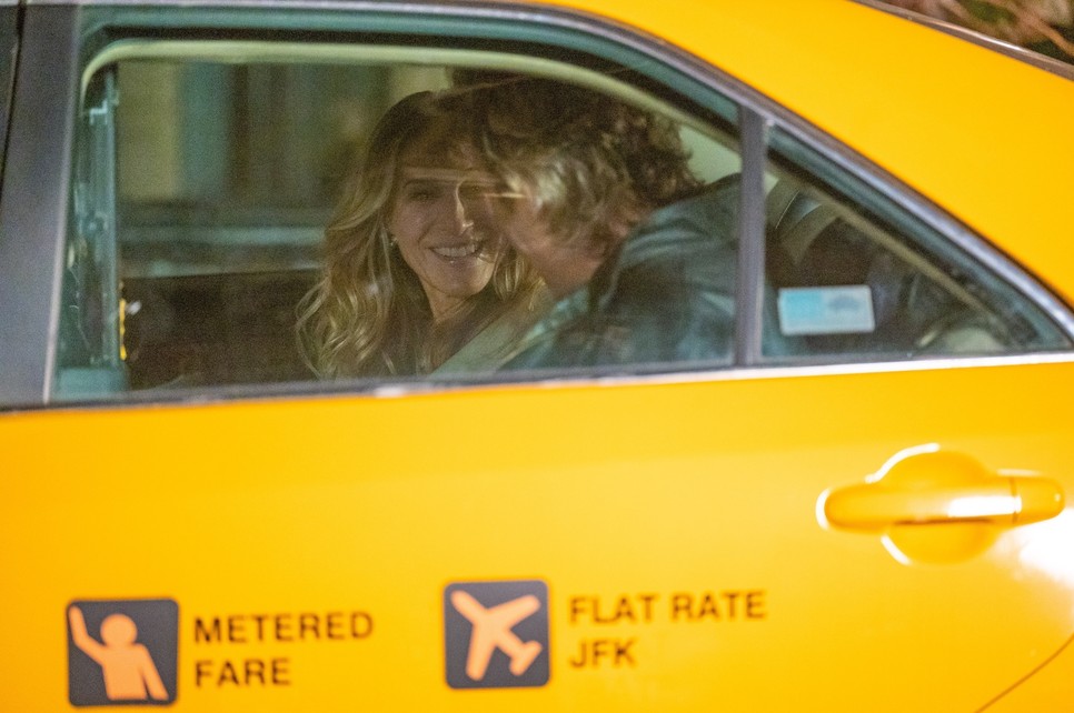 Együtt érkeztek meg Carrie lakásához