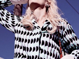 Zavarba ejtő vetkőzés a legnőiesebb fiú modelltől