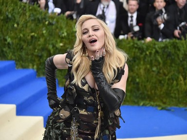 Madonna pucérruhában, a világ legnagyobb dekoltázsában mutatta meg, még mindig ő dönt a saját testéről