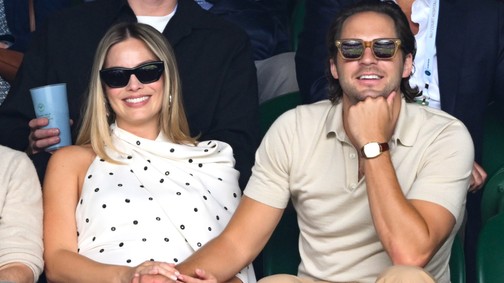 Margot Robbie valami álomszép kismama, kigombolt ingben mutatta meg gömbölyödő pocakját