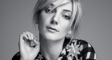 Borbély Alexandra világsztárokat megszégyenítő ruhákban pózol