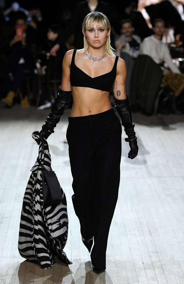 Miley Cyrus modellként debütált a kifutón, és felrobbantotta az internetet