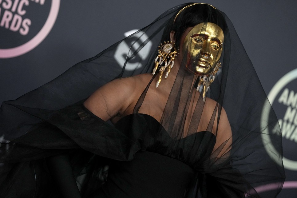 Cardi B arany maszkja nem az egyetlen feltűnő részlet volt a szettben