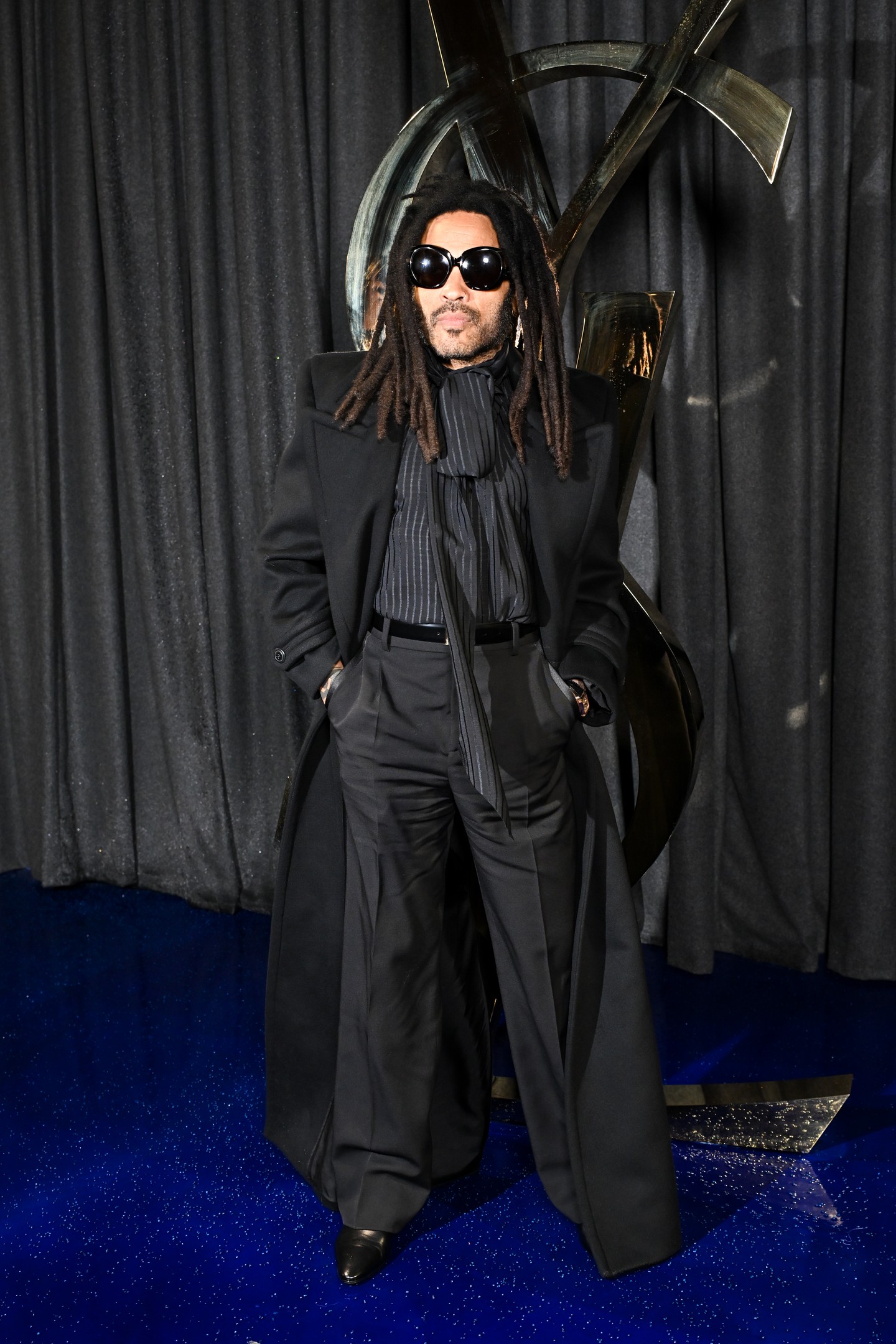 Íme egy apa-lánya páros is: a 60 éves Lenny Kravitz zenei legenda egy látványos fekete szettet választott, a tőle megszokott vagány, mégis elegáns stílust tárva a szemünk elé.