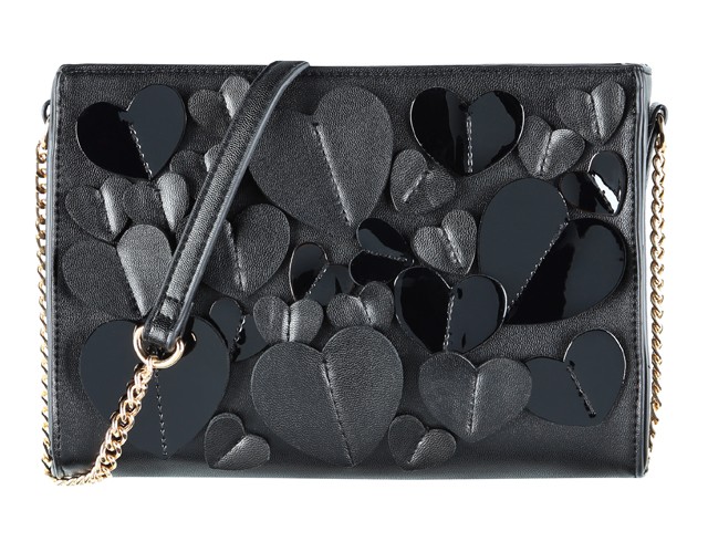 Díszes clutch: Legyen a táskád is különleges! A szívecskékkel borított clutch nagyon cuki, de mivel fekete, mégsem tolakodó. MOHITO 5995 Ft