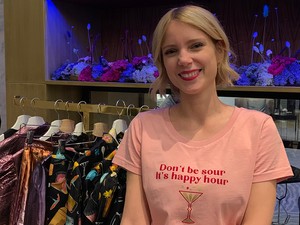 Ha színes ruhatár, akkor Anna Daubner! Megnéztük a tervező új kollekcióját a Kaffee Wienben!