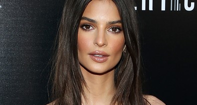 Emily Ratajkowski pöttyös felsője nagyon menő, de az a szoknya....