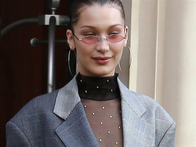 Bella Hadid feneket, mellet és extrahosszú zoknit villantott!