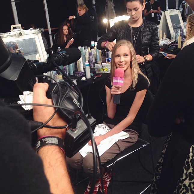 Olívia élete első interjúját adja a GLAMOUR Online-nak.