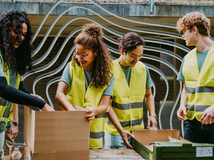 A társadalom még mindig kevésbé várja el a férfiaktól az önkéntes segítő munkát, ezért is hatódnak meg az emberek, ha azt látják, hogy ők is csinálják