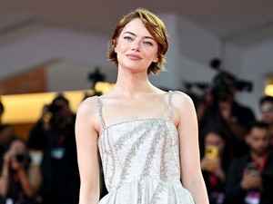 Ilyen egy valóban boldog hollywoodi álompár: Emma Stone és férje taroltak a Velencei Filmfesztivál vörös szőnyegén