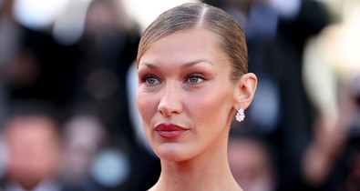 Bella Hadid köldökig kivágott pucérruhában tarolt, azonnal ellopta a show-t a cannes-i filmfesztiválon