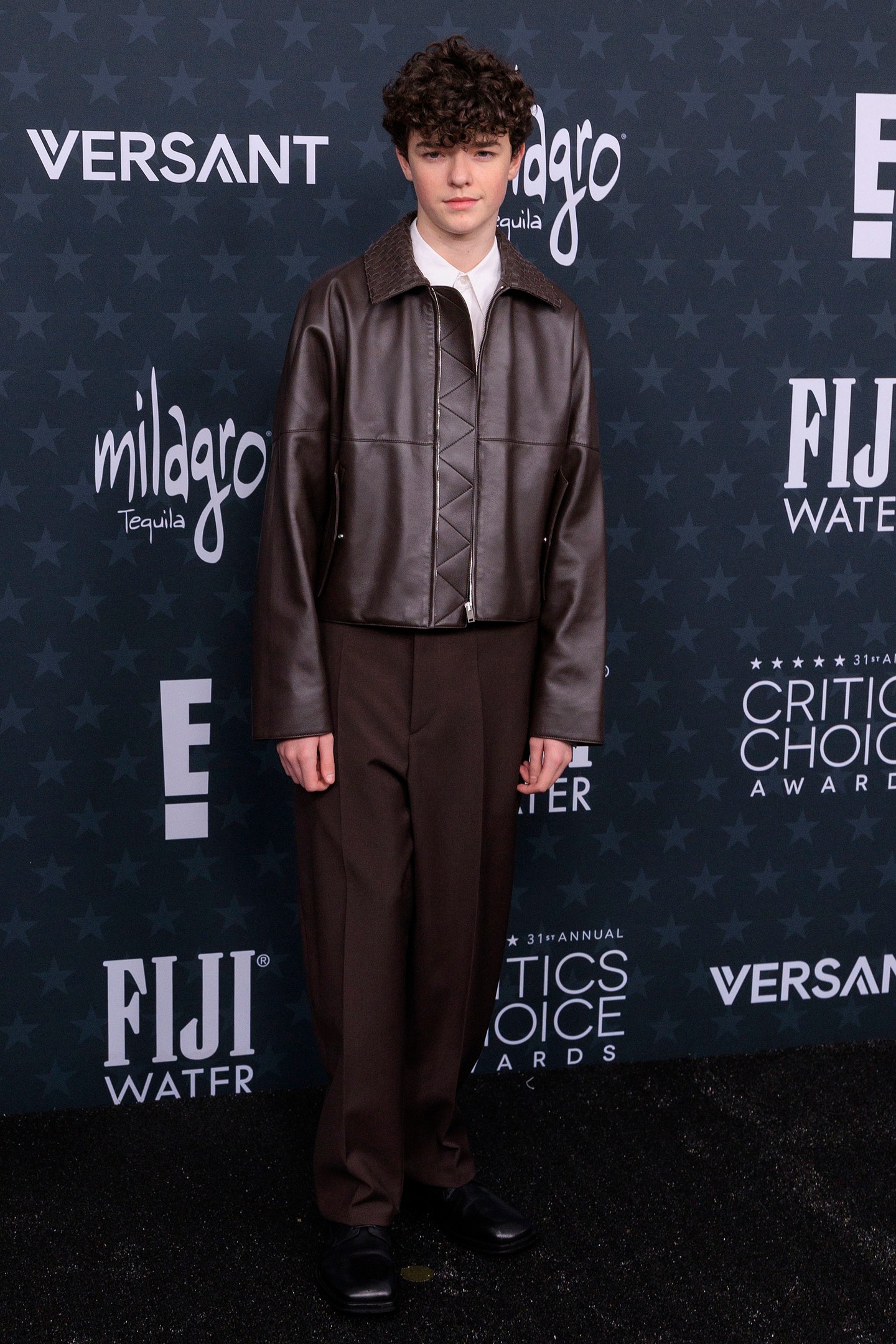 Bár Owen Cooper még csak 16 éves, már most érdemes rá odafigyelni: Bottega Veneta szettjében ő volt az est egyik legstílusosabb férfi híressége. 