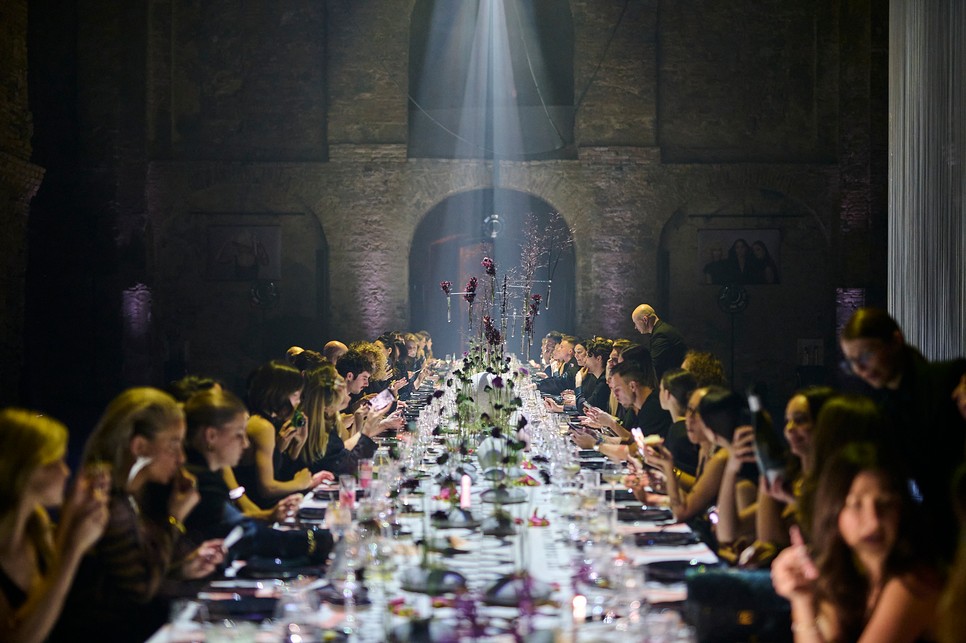 Rendkívül impozáns eseménnyel ünnepelte a Syoss megújulását a Kiscelli Múzeumban