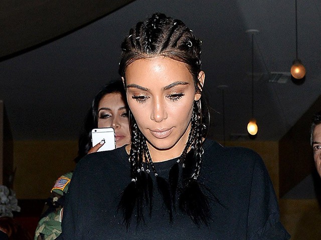 kim kardashian, csizma, combközépig érő csizma, kanye west utcai stílus