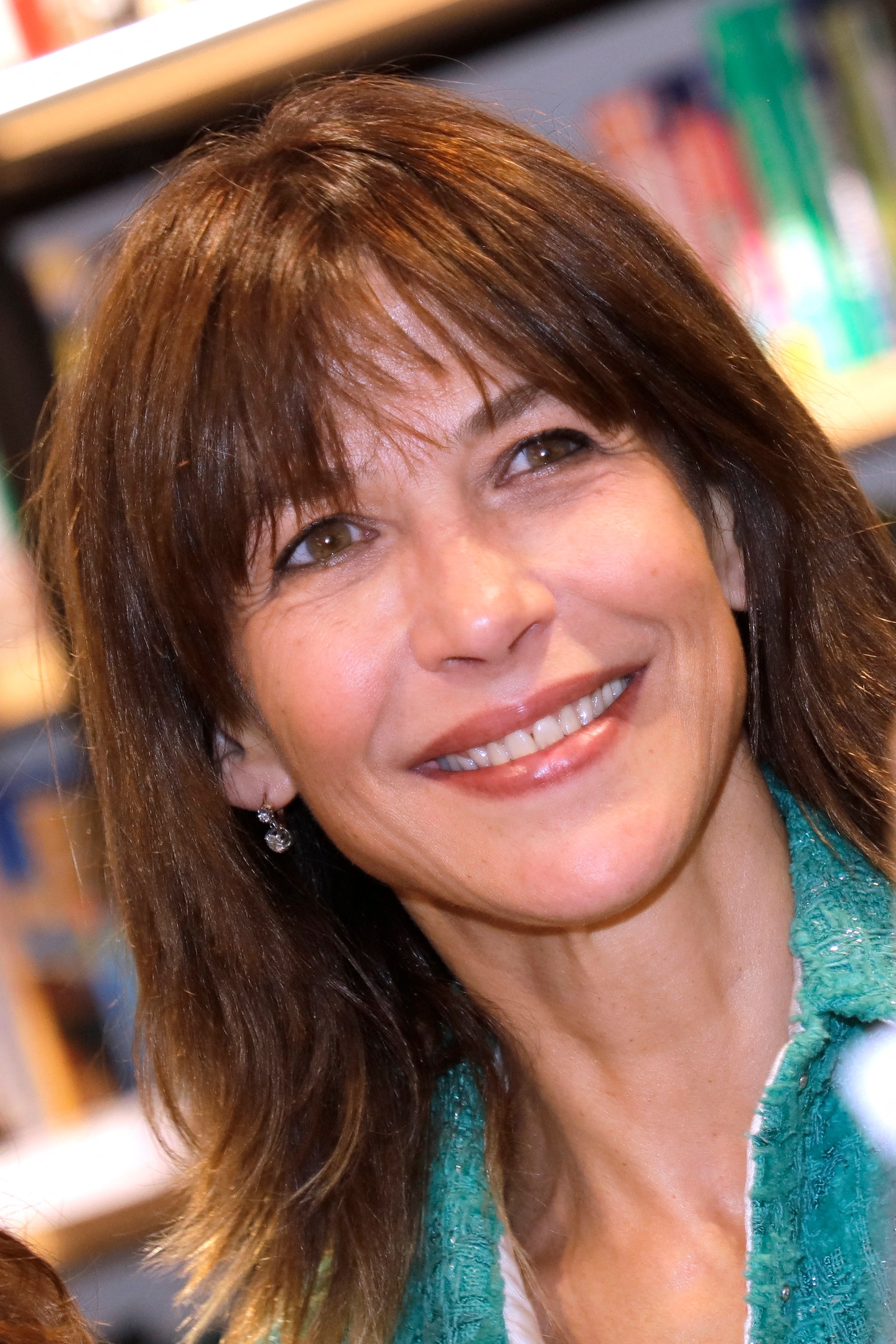 2023. július 6-án Sophie Marceau a párizsi Le Divan könyvesboltban dedikálta La Souterraine című könyvét. A színésznő sugárzó mosollyal fogadta az olvasókat – elegáns, természetes megjelenésével bebizonyította, hogy nemcsak a filmvásznon, hanem az irodalomban is megállja a helyét.