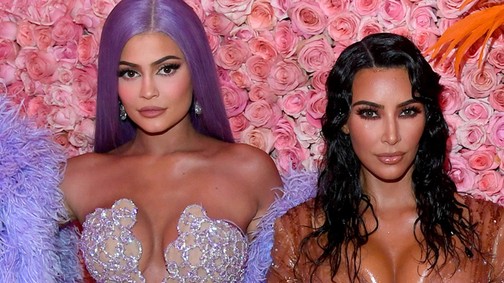 Kim Kardashian és Kylie Jenner EGY ruhán osztozkodik, ami pont ott nem takar, ahol kéne